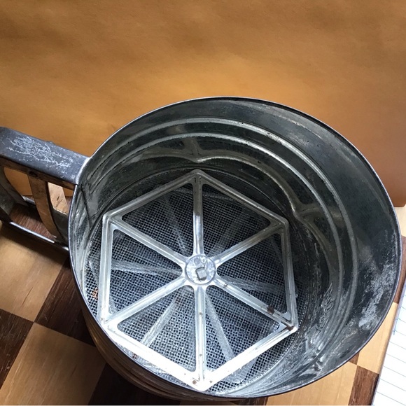 🎥★❦꒒ik୧⌵N୧w★ AUCTION PRICE👩🏻‍⚖️👨‍🍳 VTG Foley Sift Chine Screen Flour Sifter - Picture 5 of 11